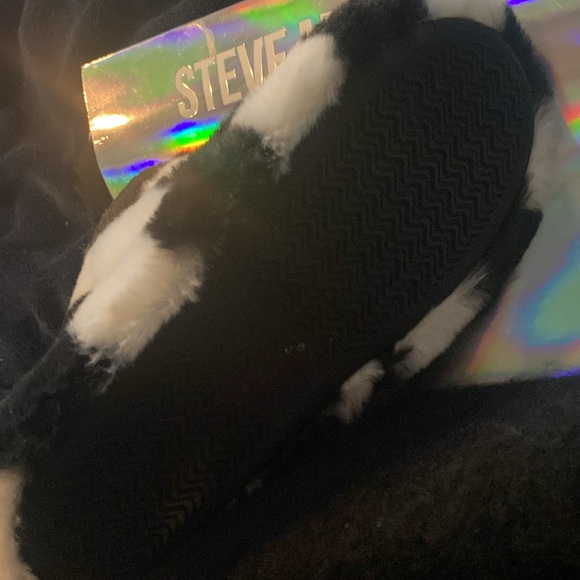 Steve Madden oversized scarf and slipper set 5/6 - Picture 3 of 4